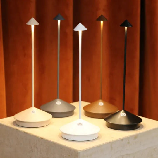 "Minimalistische LED tafellamp, waterdicht en dimbaar, elegant ontwerp; ideale sfeerverlichting voor binnen en buiten."