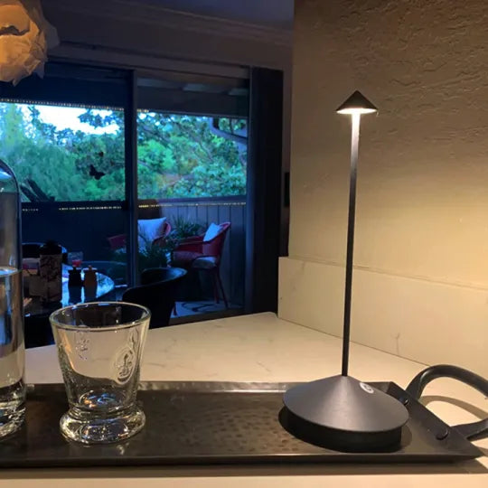 "Minimalistische LED tafellamp, waterdicht en dimbaar, elegant ontwerp; ideale sfeerverlichting voor binnen en buiten."