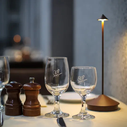 "Minimalistische LED tafellamp, waterdicht en dimbaar, elegant ontwerp; ideale sfeerverlichting voor binnen en buiten."