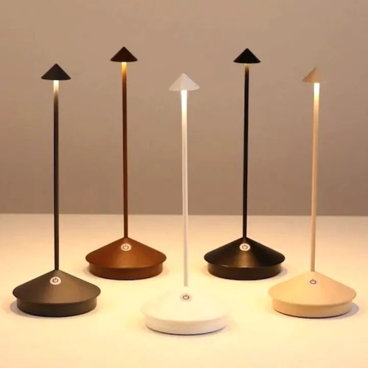 "Minimalistische LED tafellamp, waterdicht en dimbaar, elegant ontwerp; ideale sfeerverlichting voor binnen en buiten."