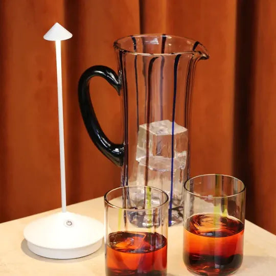"Minimalistische LED tafellamp, waterdicht en dimbaar, elegant ontwerp; ideale sfeerverlichting voor binnen en buiten."