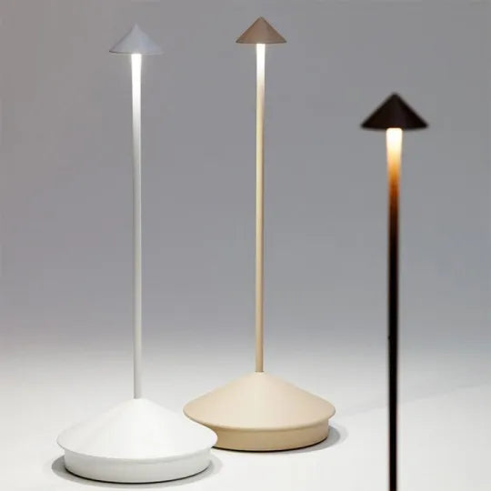 "Minimalistische LED tafellamp, waterdicht en dimbaar, elegant ontwerp; ideale sfeerverlichting voor binnen en buiten."