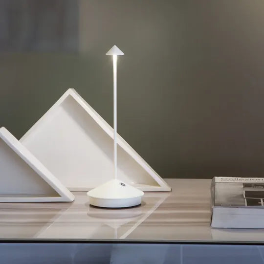"Minimalistische LED tafellamp, waterdicht en dimbaar, elegant ontwerp; ideale sfeerverlichting voor binnen en buiten."