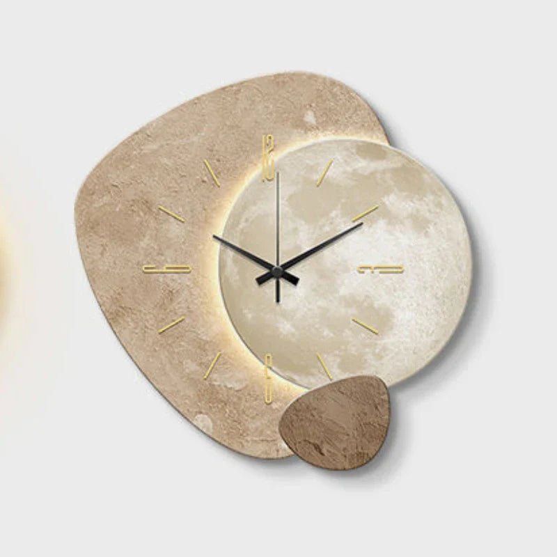Minimalistische Scandinavische wandklok, rond en strak ontwerp met hout en metaal, in moderne kleuren, ideaal voor interieur.