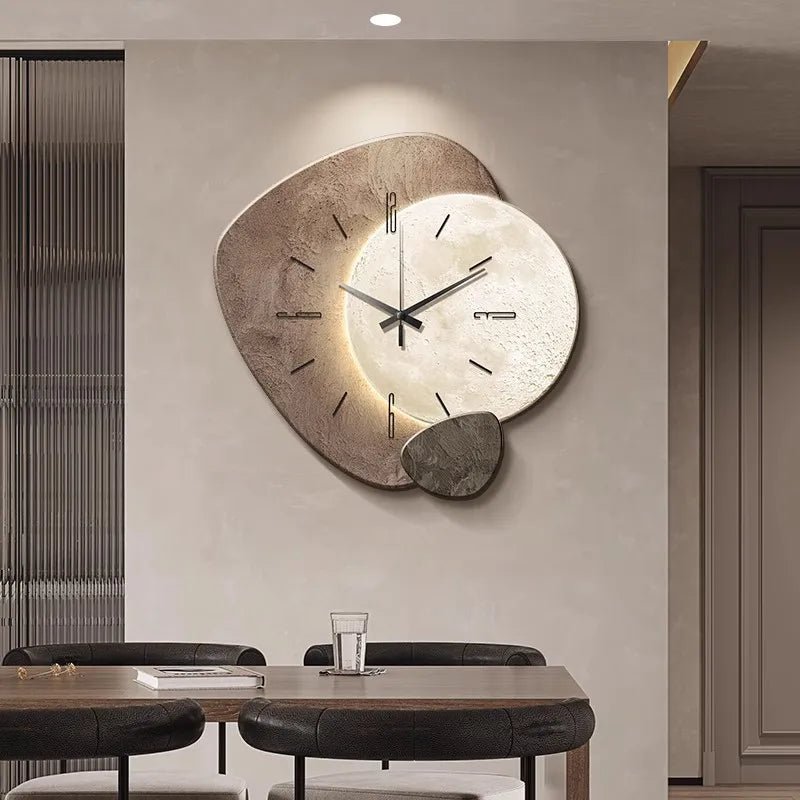 Minimalistische Scandinavische wandklok, rond en strak ontwerp met hout en metaal, in moderne kleuren, ideaal voor interieur.
