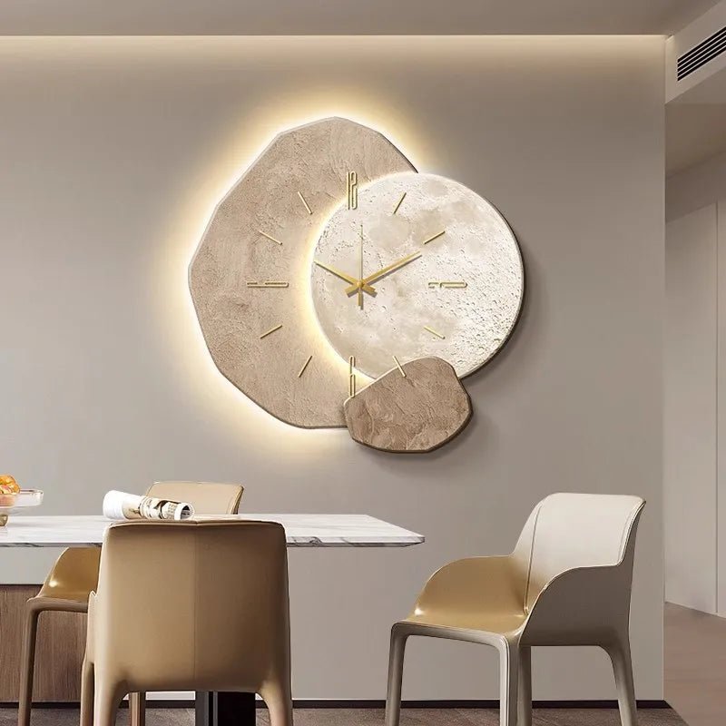 Minimalistische Scandinavische wandklok, rond en strak ontwerp met hout en metaal, in moderne kleuren, ideaal voor interieur.