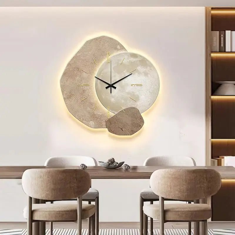 Minimalistische Scandinavische wandklok, rond en strak ontwerp met hout en metaal, in moderne kleuren, ideaal voor interieur.