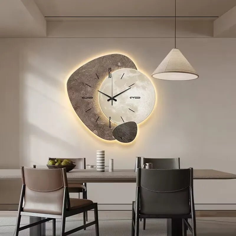 Minimalistische Scandinavische wandklok, rond en strak ontwerp met hout en metaal, in moderne kleuren, ideaal voor interieur.