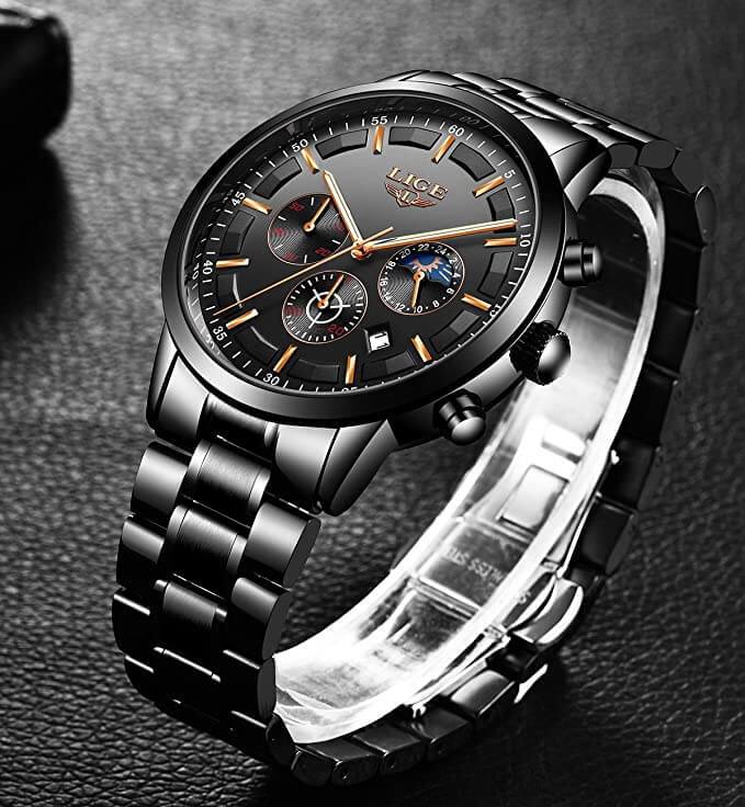 "Modern herenhorloge met zwarte roestvrijstalen band, stijlvol en duurzaam, geschikt voor zakelijke en dagelijkse situaties."