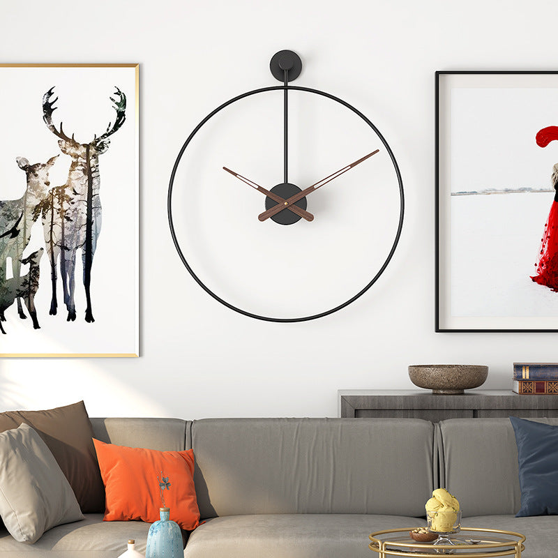"Moderne 16-inch wandklok in goud en zwart, minimalistisch design, strakke lijnen, perfect voor modern interieur."