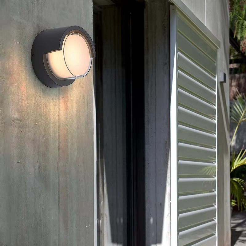 "Moderne buiten wandlamp met ronde vorm en bewegingssensor, sfeervolle LED-verlichting, IP65 waterdicht, voor tuin of balkon.