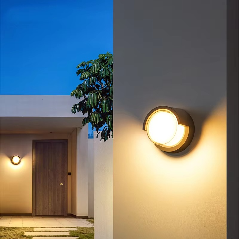 "Moderne buiten wandlamp met ronde vorm en bewegingssensor, sfeervolle LED-verlichting, IP65 waterdicht, voor tuin of balkon.