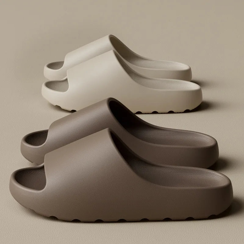 "Moderne heren slippers in beige, bruin, groen en zwart met ergonomische antislip zool, ideaal voor dagelijks comfort."