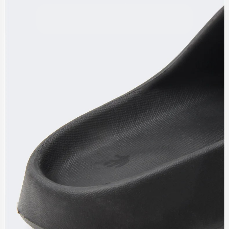 "Moderne heren slippers in beige, bruin, groen en zwart met ergonomische antislip zool, ideaal voor dagelijks comfort."