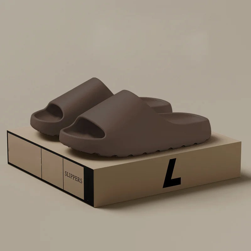 "Moderne heren slippers in beige, bruin, groen en zwart met ergonomische antislip zool, ideaal voor dagelijks comfort."