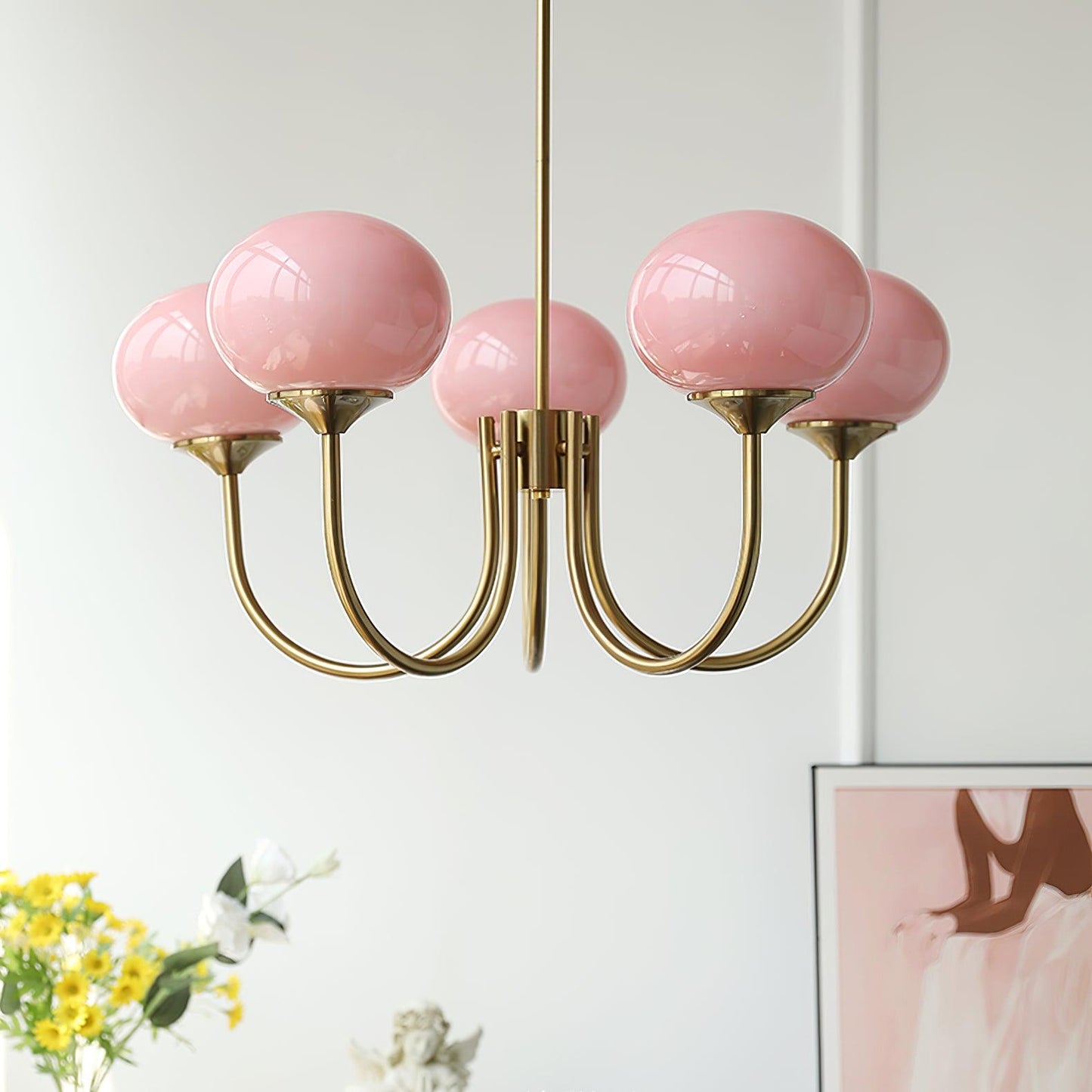 "Moderne kroonluchter met gouden afwerking en roze glazen kappen, geschikt voor LED verlichting in eigentijds interieur."