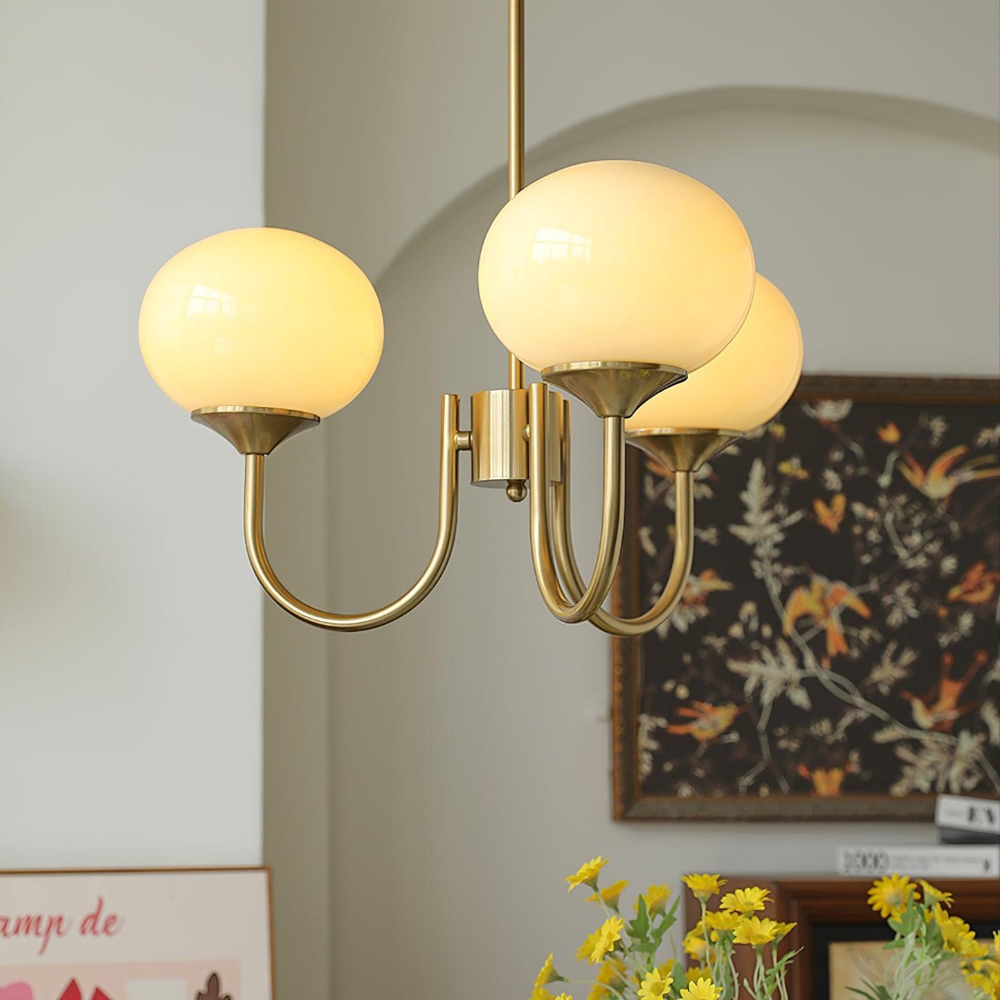 "Moderne kroonluchter met gouden afwerking en roze glazen kappen, geschikt voor LED verlichting in eigentijds interieur."