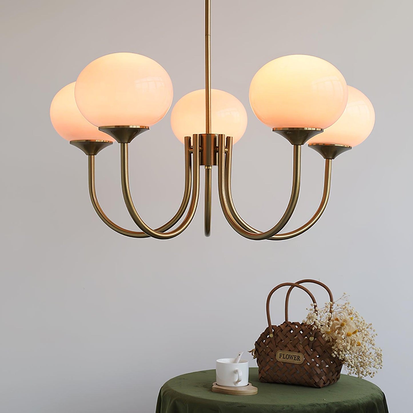 "Moderne kroonluchter met gouden afwerking en roze glazen kappen, geschikt voor LED verlichting in eigentijds interieur."