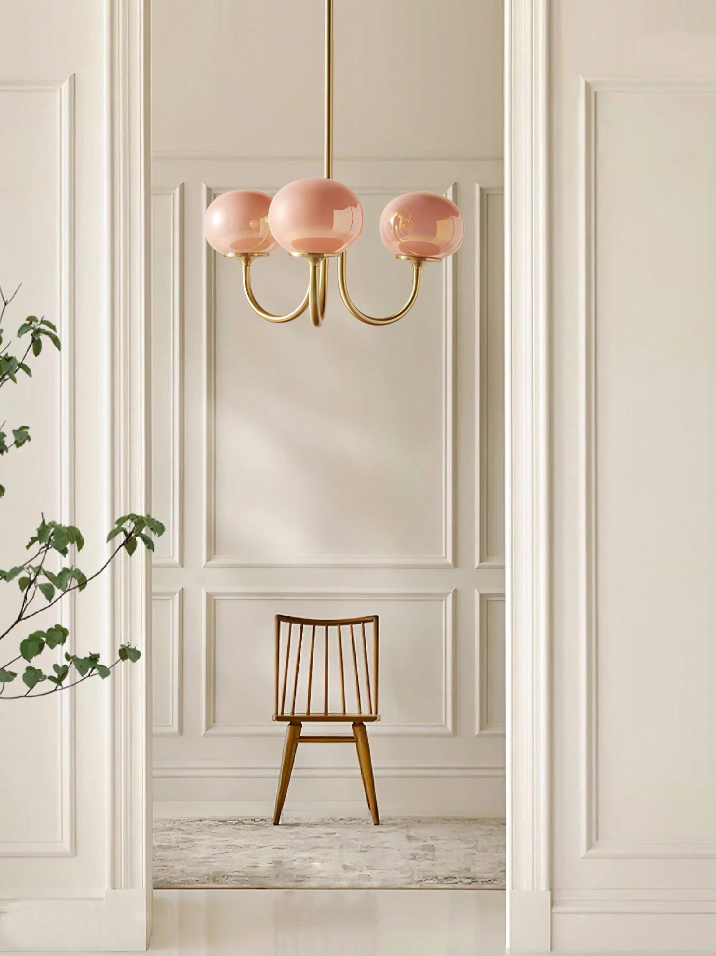 "Moderne kroonluchter met gouden afwerking en roze glazen kappen, geschikt voor LED verlichting in eigentijds interieur."