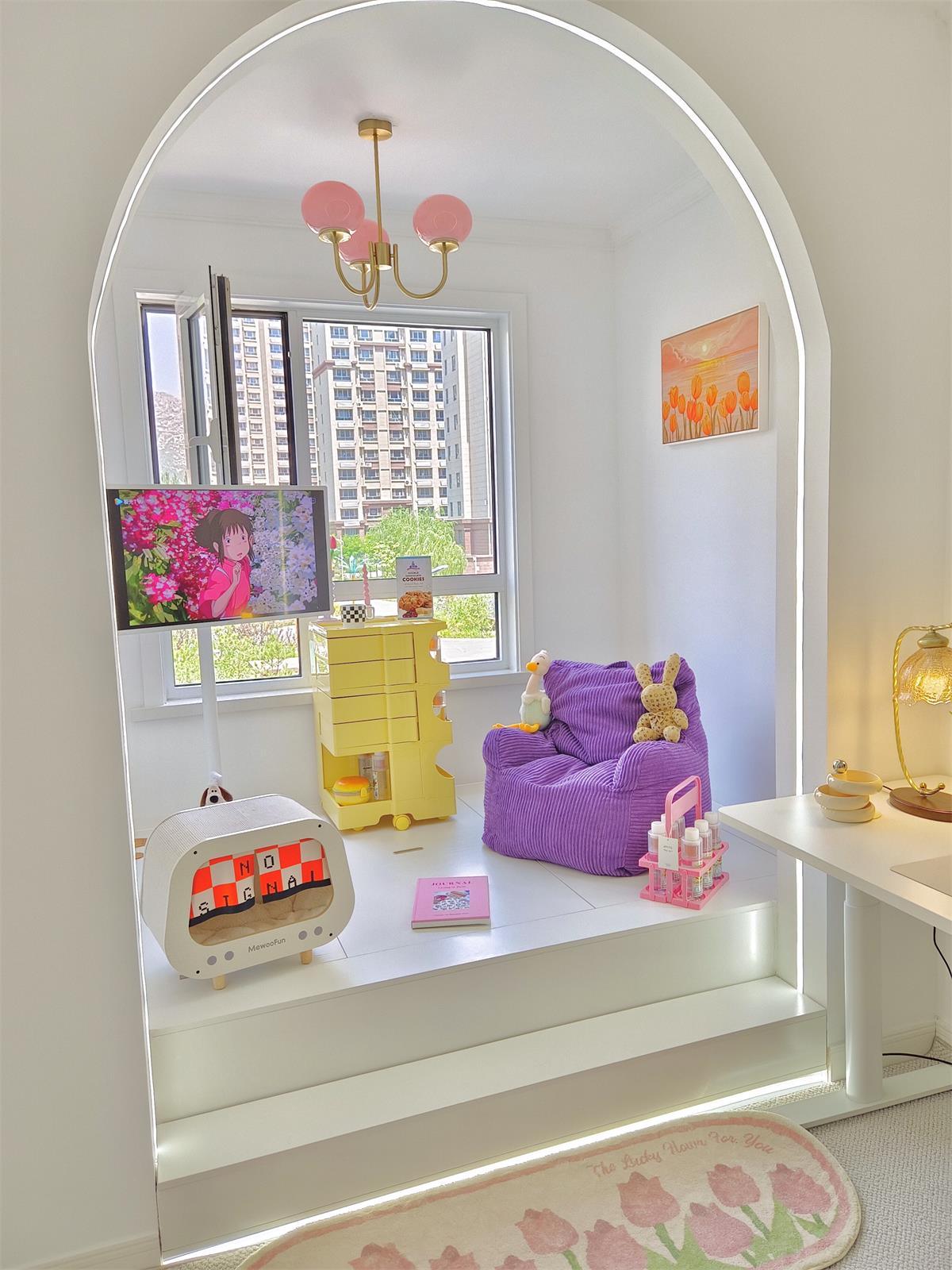 "Moderne kroonluchter met gouden afwerking en roze glazen kappen, geschikt voor LED verlichting in eigentijds interieur."