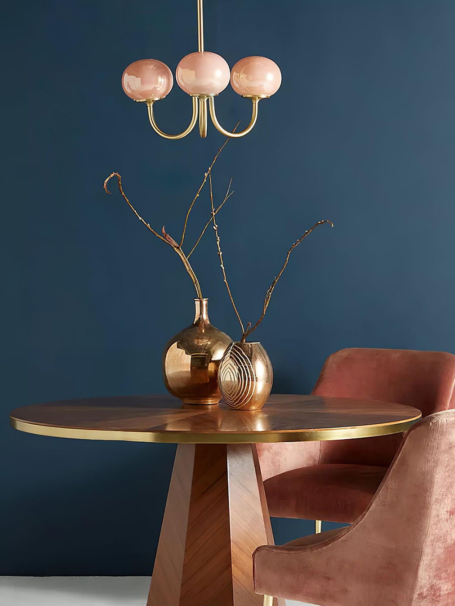 "Moderne kroonluchter met gouden afwerking en roze glazen kappen, geschikt voor LED verlichting in eigentijds interieur."