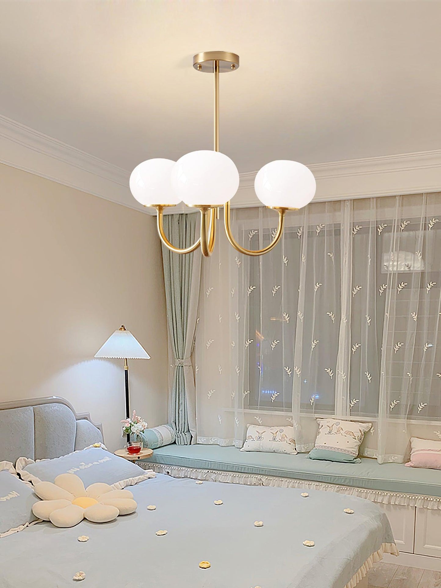 "Moderne kroonluchter met gouden afwerking en roze glazen kappen, geschikt voor LED verlichting in eigentijds interieur."
