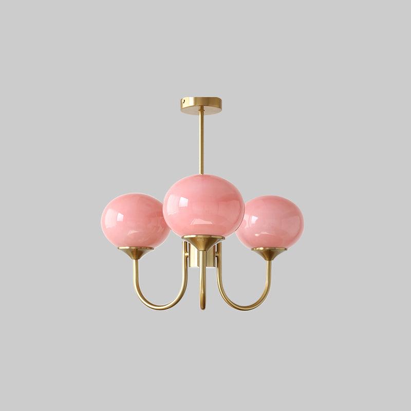 "Moderne kroonluchter met gouden afwerking en roze glazen kappen, geschikt voor LED verlichting in eigentijds interieur."