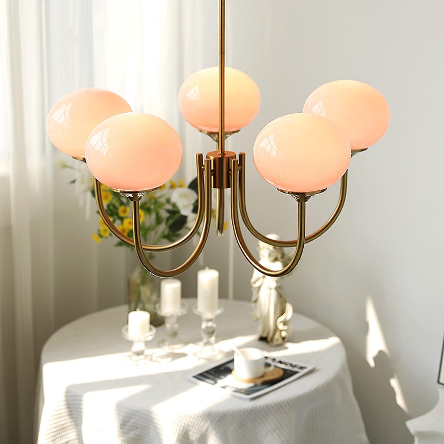 "Moderne kroonluchter met gouden afwerking en roze glazen kappen, geschikt voor LED verlichting in eigentijds interieur."