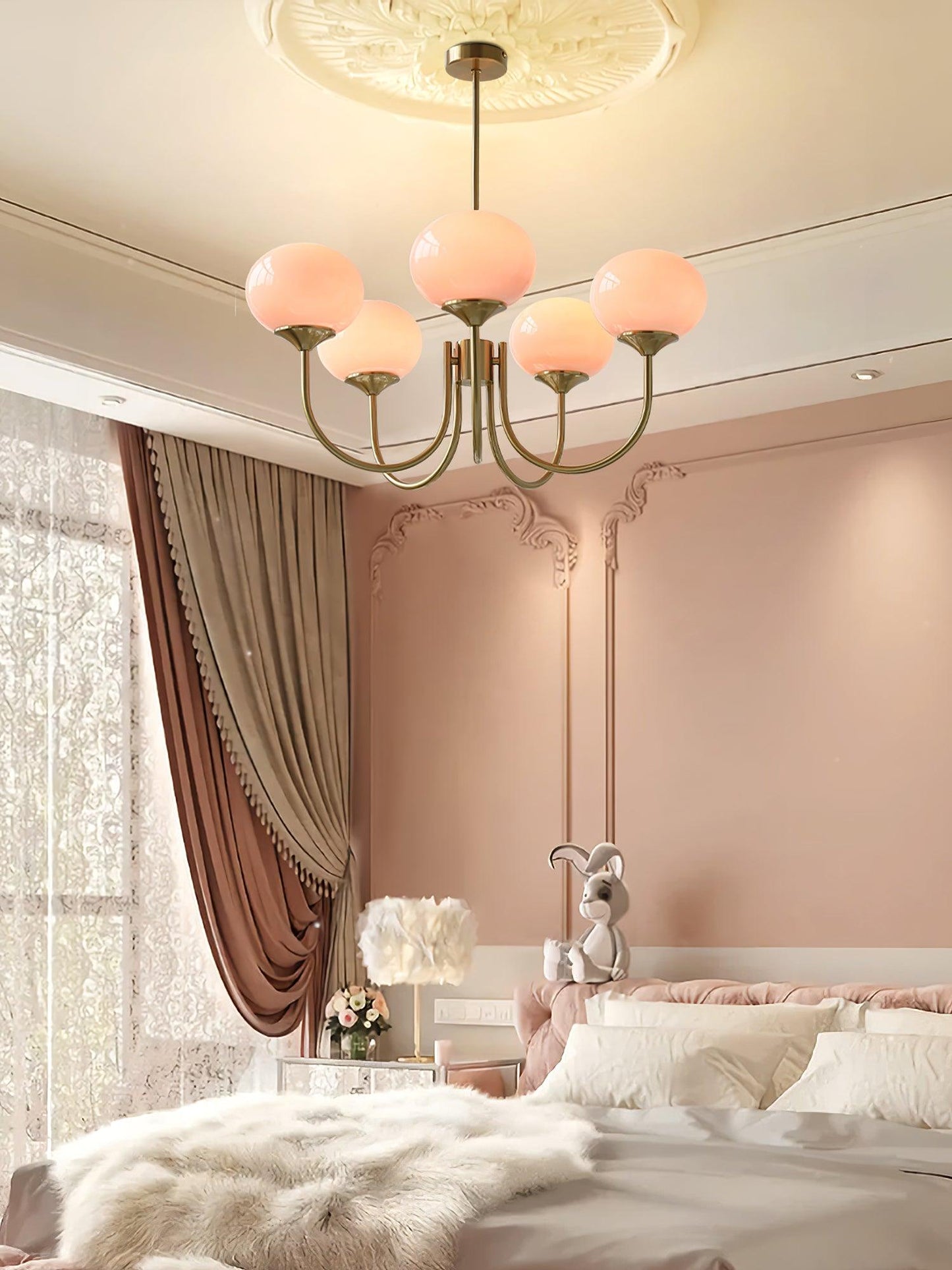 "Moderne kroonluchter met gouden afwerking en roze glazen kappen, geschikt voor LED verlichting in eigentijds interieur."