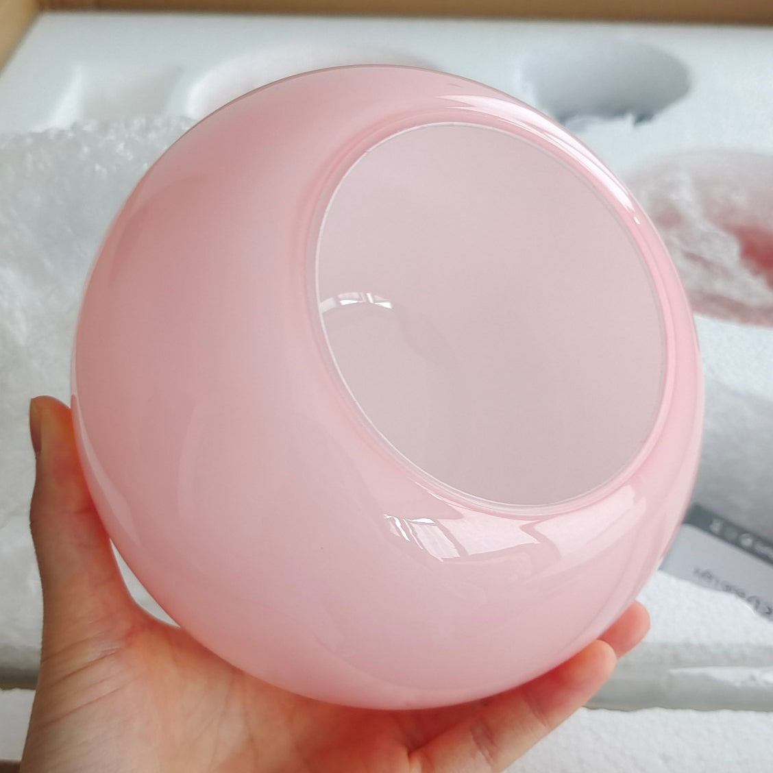 "Moderne kroonluchter met gouden afwerking en roze glazen kappen, geschikt voor LED verlichting in eigentijds interieur."