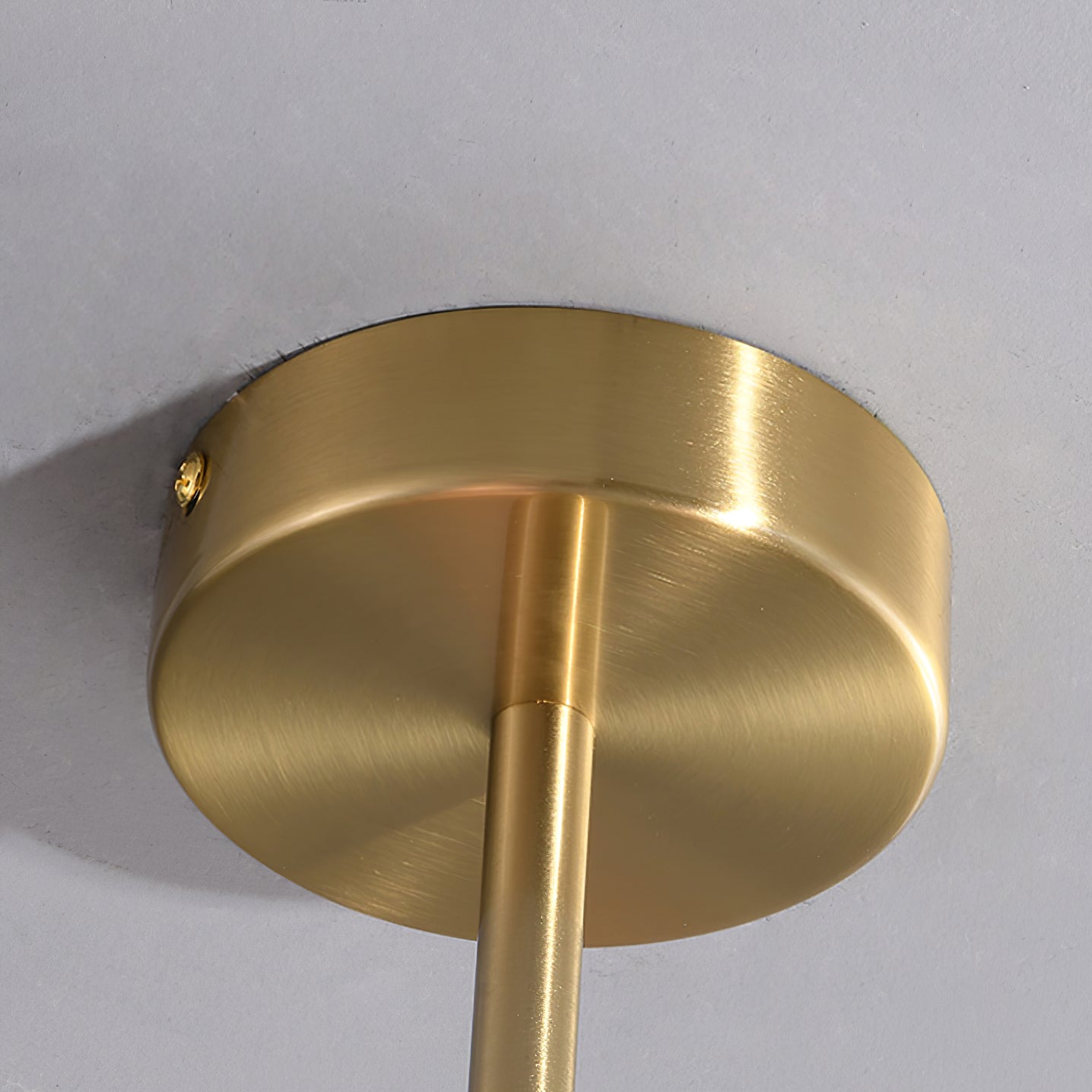 "Moderne kroonluchter met gouden afwerking en roze glazen kappen, geschikt voor LED verlichting in eigentijds interieur."