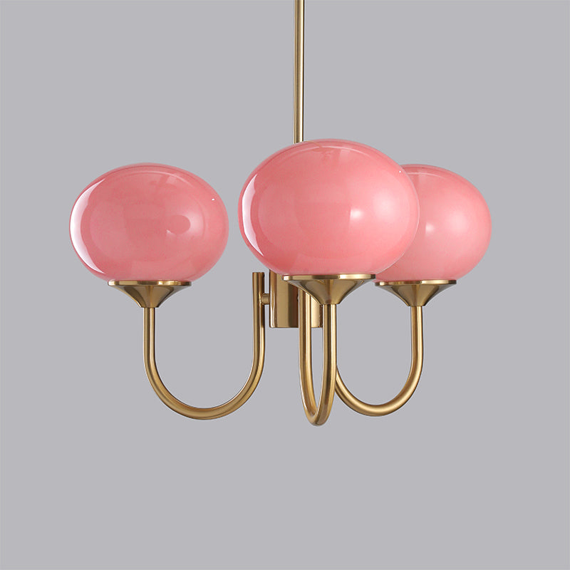 "Moderne kroonluchter met gouden afwerking en roze glazen kappen, geschikt voor LED verlichting in eigentijds interieur."