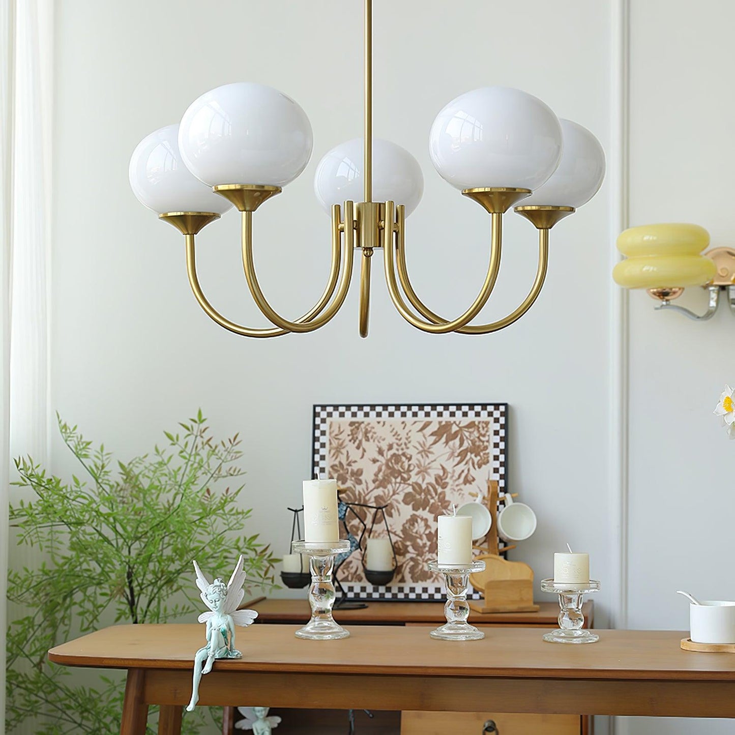 "Moderne kroonluchter met gouden afwerking en roze glazen kappen, geschikt voor LED verlichting in eigentijds interieur."