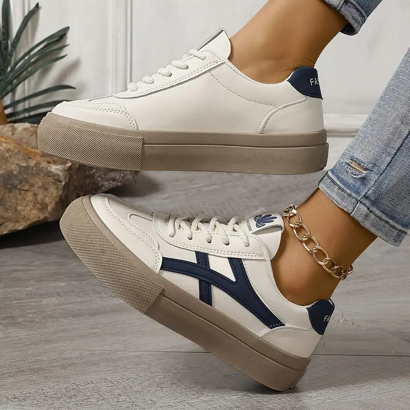 "Moderne orthopedische dames sneakers, wit met ademende stof en stevige zolen voor comfort en ondersteuning."