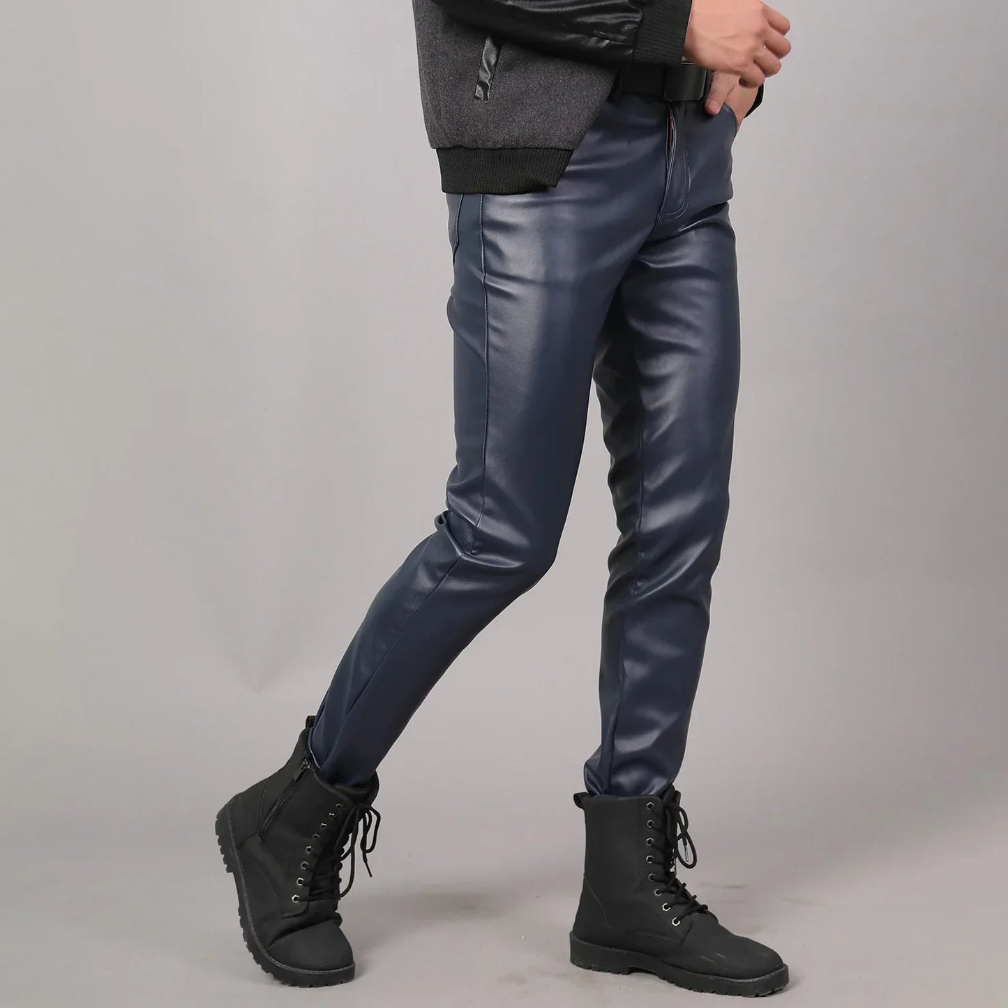 "Moderne skinny fit leren broek voor heren, zwart, elasticiteit voor comfort, gestroomlijnde look, punk-stijl."