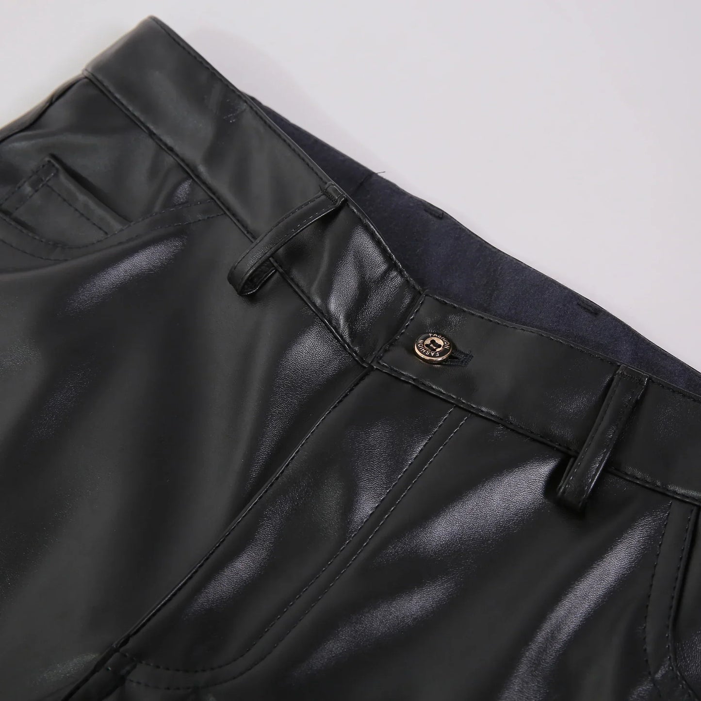 "Moderne skinny fit leren broek voor heren, zwart, elasticiteit voor comfort, gestroomlijnde look, punk-stijl."