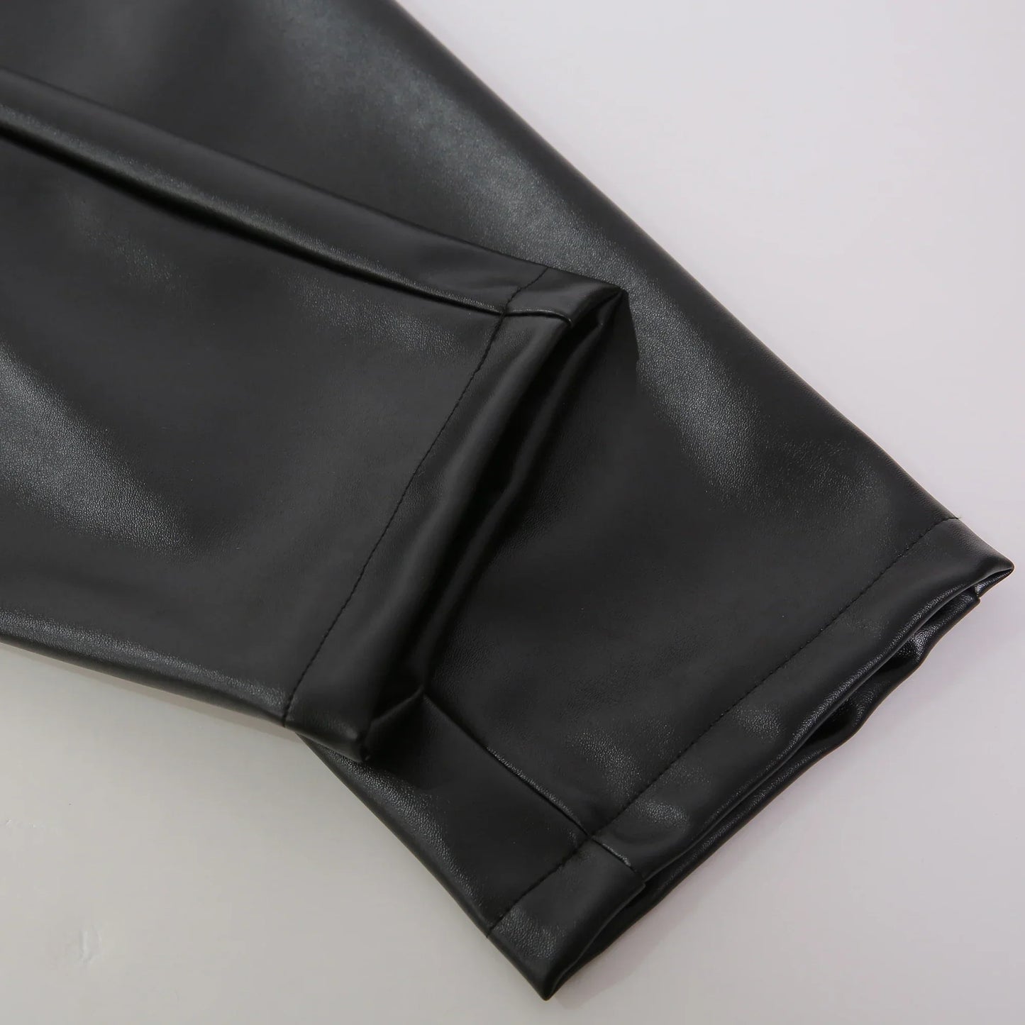 "Moderne skinny fit leren broek voor heren, zwart, elasticiteit voor comfort, gestroomlijnde look, punk-stijl."