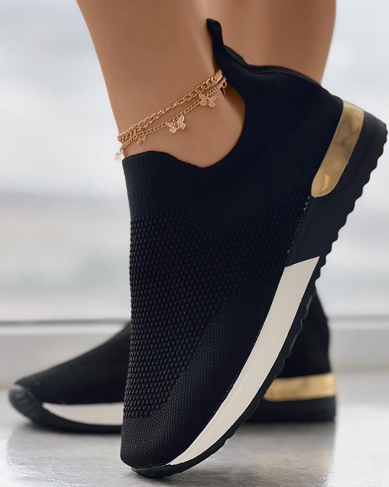 "Moderne slip-on gebreide sneakers met gouden accenten, ademend en comfortabel voor dagelijks gebruik."