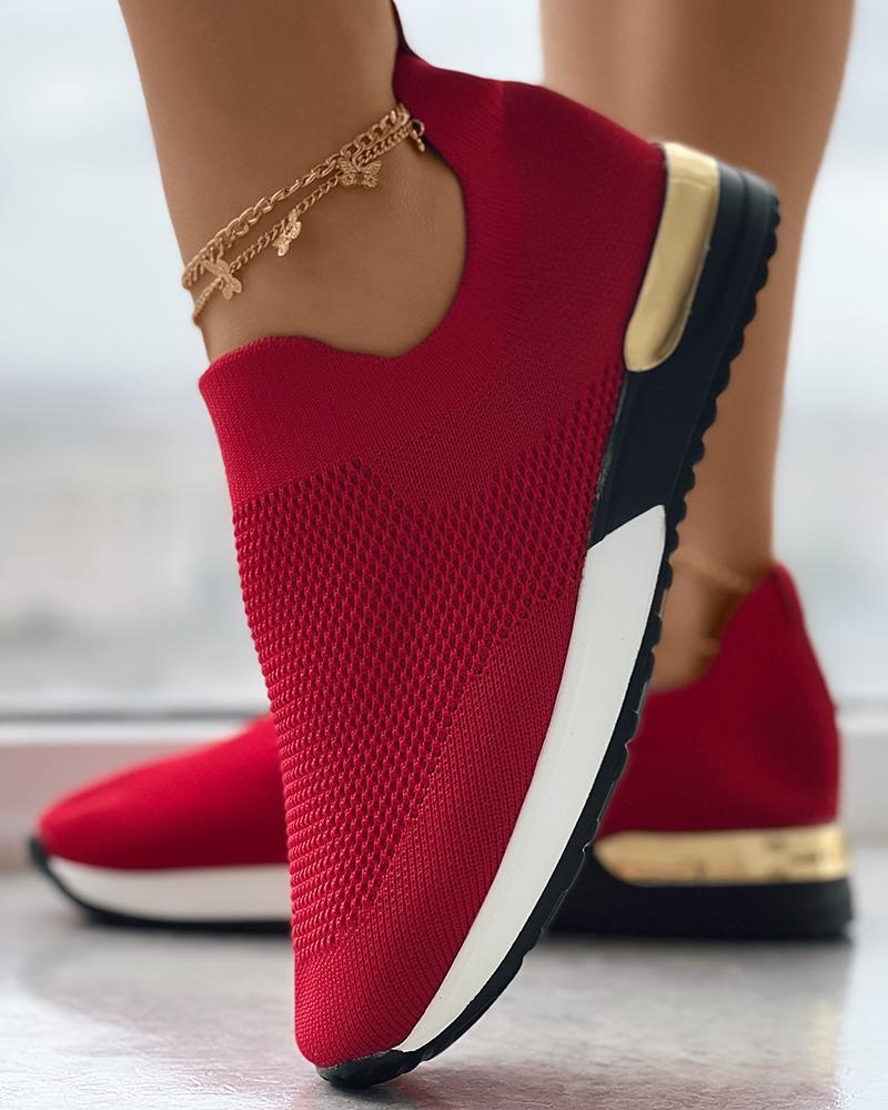 "Moderne slip-on gebreide sneakers met gouden accenten, ademend en comfortabel voor dagelijks gebruik."
