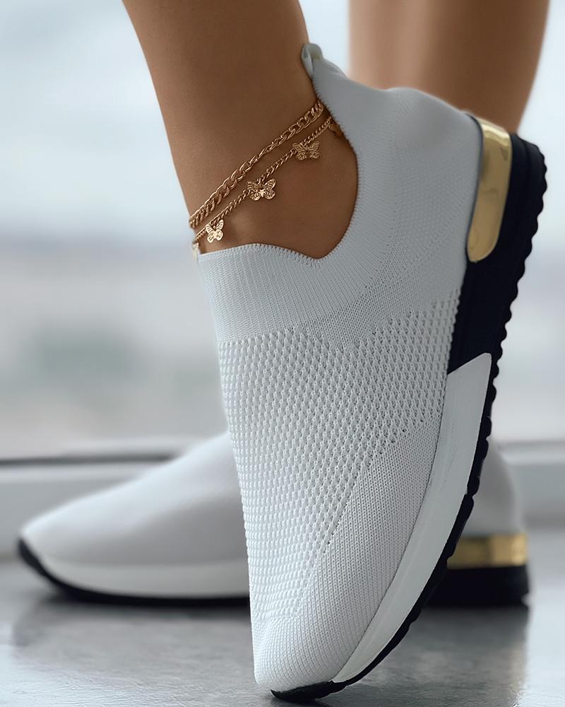 "Moderne slip-on gebreide sneakers met gouden accenten, ademend en comfortabel voor dagelijks gebruik."