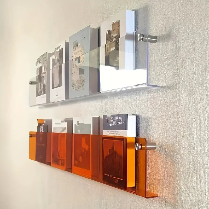 "Moderne wanddecoratie met boekenplank en frame, minimalistisch design, kleurrijke items uitgestald, geschikt voor elk interi