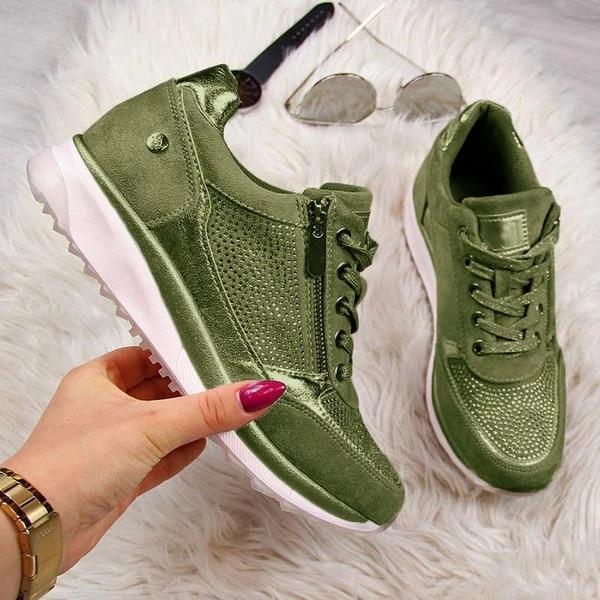 "Modieuze beige orthopedische damessneakers met zijrits en ademend materiaal, ideaal voor comfort en dagelijks gebruik."