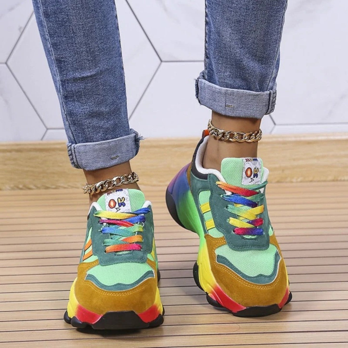 "Modieuze blauwe dames sneakers met verhoogde zool, lichtgewicht design en schokabsorberende zool voor extra comfort."