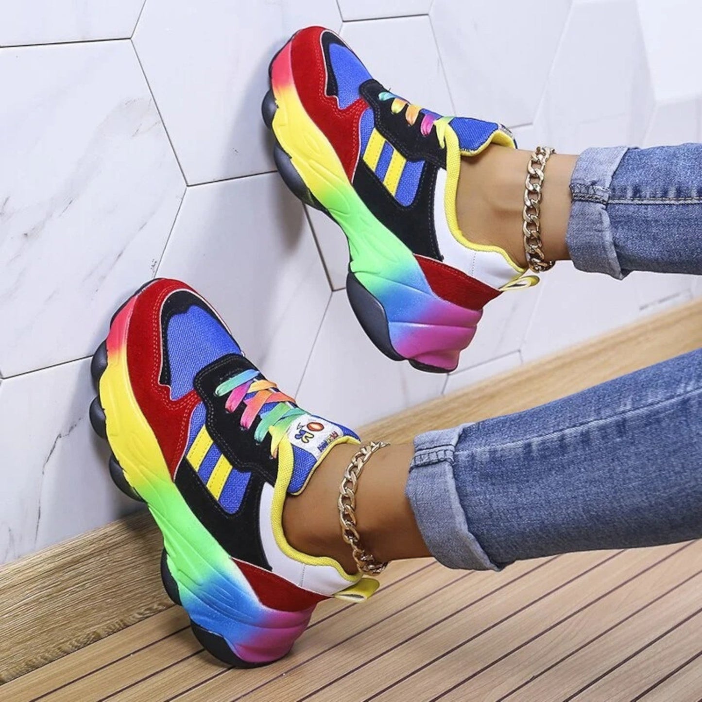 "Modieuze blauwe dames sneakers met verhoogde zool, lichtgewicht design en schokabsorberende zool voor extra comfort."