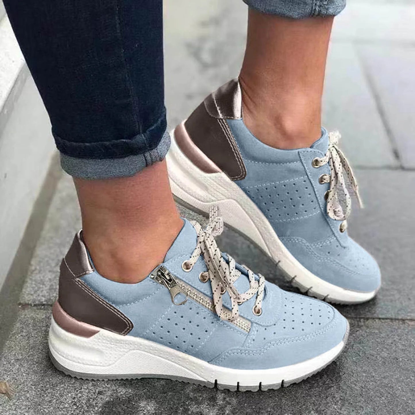 "Modieuze dames sneakers met dikke zool, lichtgewicht ontwerp en verstelbare vetersluiting in trendy kleuren."