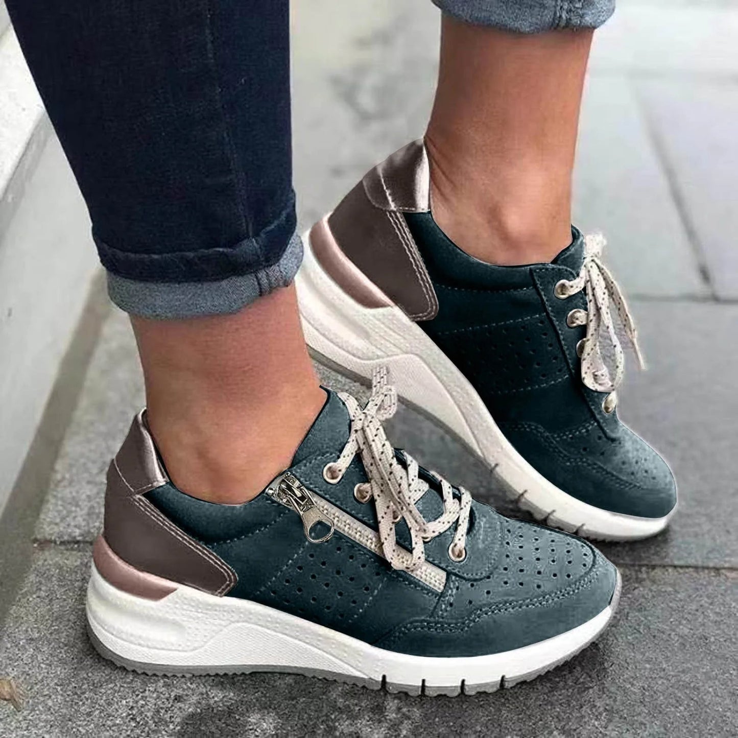 "Modieuze dames sneakers met dikke zool, lichtgewicht ontwerp en verstelbare vetersluiting in trendy kleuren."