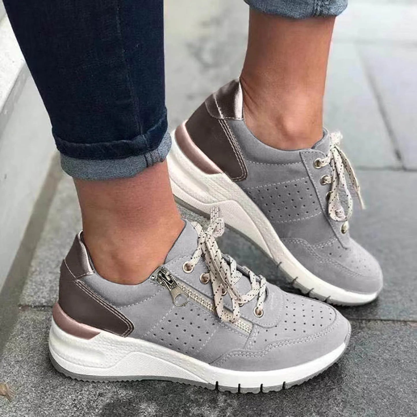 "Modieuze dames sneakers met dikke zool, lichtgewicht ontwerp en verstelbare vetersluiting in trendy kleuren."