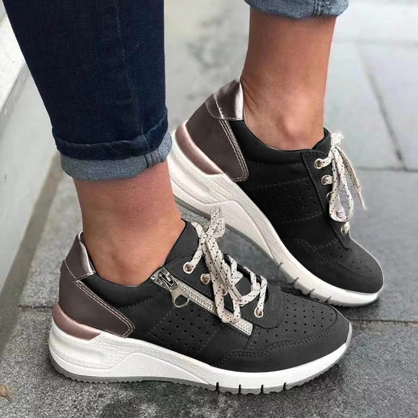 "Modieuze dames sneakers met dikke zool, lichtgewicht ontwerp en verstelbare vetersluiting in trendy kleuren."
