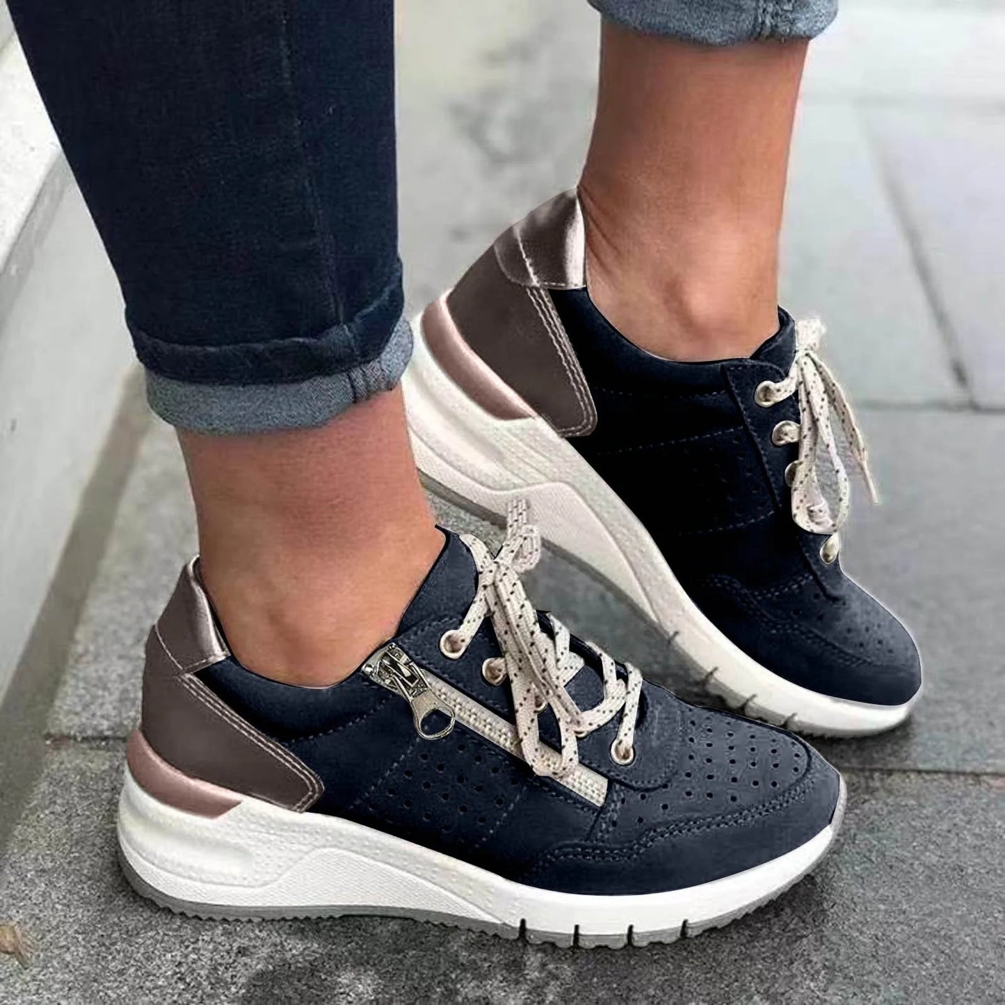 "Modieuze dames sneakers met dikke zool, lichtgewicht ontwerp en verstelbare vetersluiting in trendy kleuren."