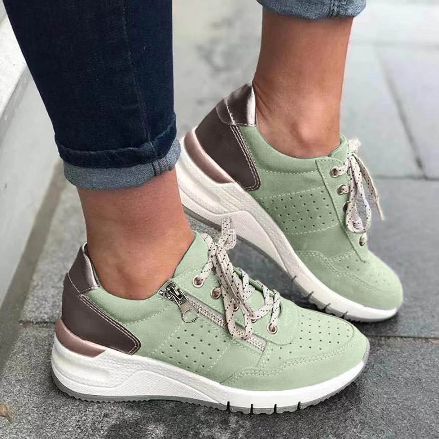 "Modieuze dames sneakers met dikke zool, lichtgewicht ontwerp en verstelbare vetersluiting in trendy kleuren."